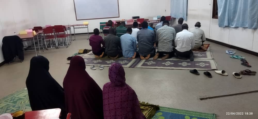 Prière collective musulmane à l'EMSP lors de la rupture du jeûne 2022